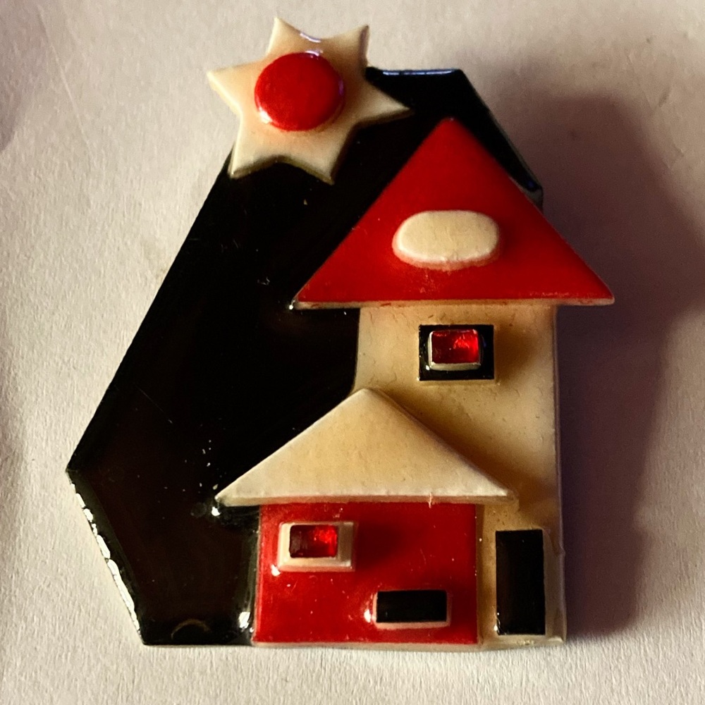 Lucinda house brooch